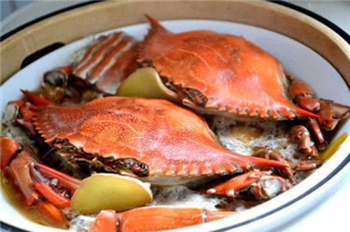 Lưu ý, ngửa bụng cua lên trên, phần mai ở bên dưới. Điều này giúp cua không bị chảy mất phần nước ngọt khi hấp.