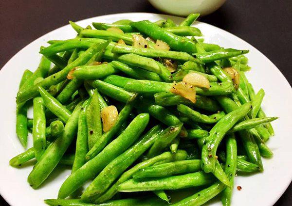 Đậu quả chỉ nên xào, hấp thay vì luộc cho đỡ mất chất. Ảnh minh họa