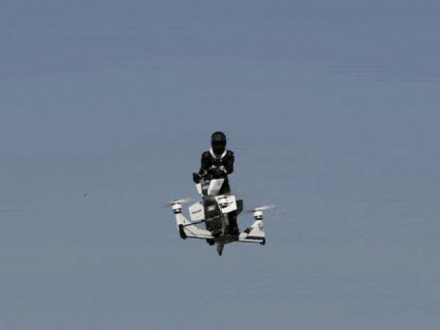 Media - Xe bay mất kiểm soát lao xuống đất ở độ cao 30m