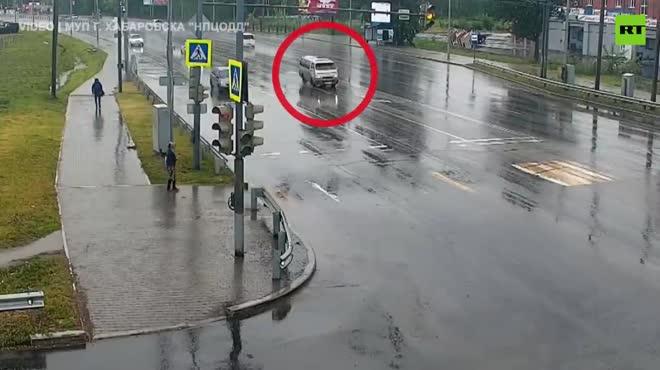 Video: Ô tô va chạm khi quay đầu, tài xế bất tỉnh nhưng xe vẫn chạy vòng tròn trên phố