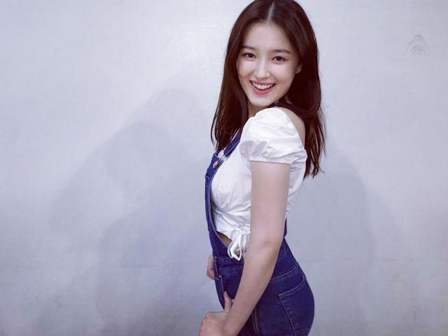 Thời trang - "Thiên thần lai đẹp nhất xứ Hàn" xinh xắn ngỡ ngàng với quần yếm, áo trễ