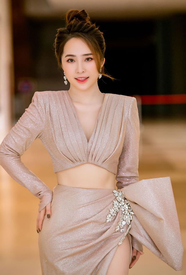 Người đẹp bật mí, cô dành 1h30 phút mỗi ngày để tập yoga, gym và tập nhảy. Đặc biệt, cô đã tập thêm bộ môn golf.&nbsp;Nhờ vậy mà cô có được vòng 2 kiến càng, hằn rõ cơ bụng số 11 săn chắc, không chút mỡ thừa.
