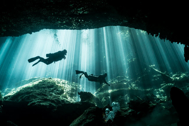 Hai thợ lặn khám phá hang động dưới nước đẹp tựa như trong truyện cổ tích.
