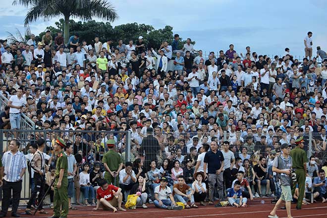 Choáng sự cố trận Hà Tĩnh - Hà Nội: Khán giả quá đông, tràn xuống sân - 1