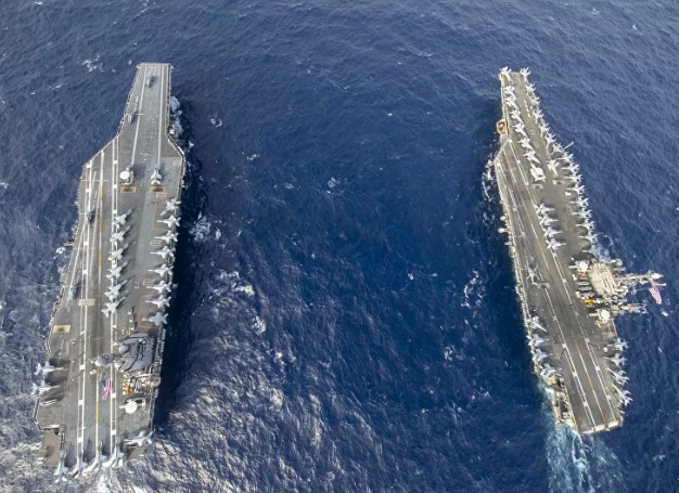 Tàu sân bay USS Gerarld R. Ford (trái) và tàu sân bay USS Harry Truman trong lần ra khơi mới nhất.