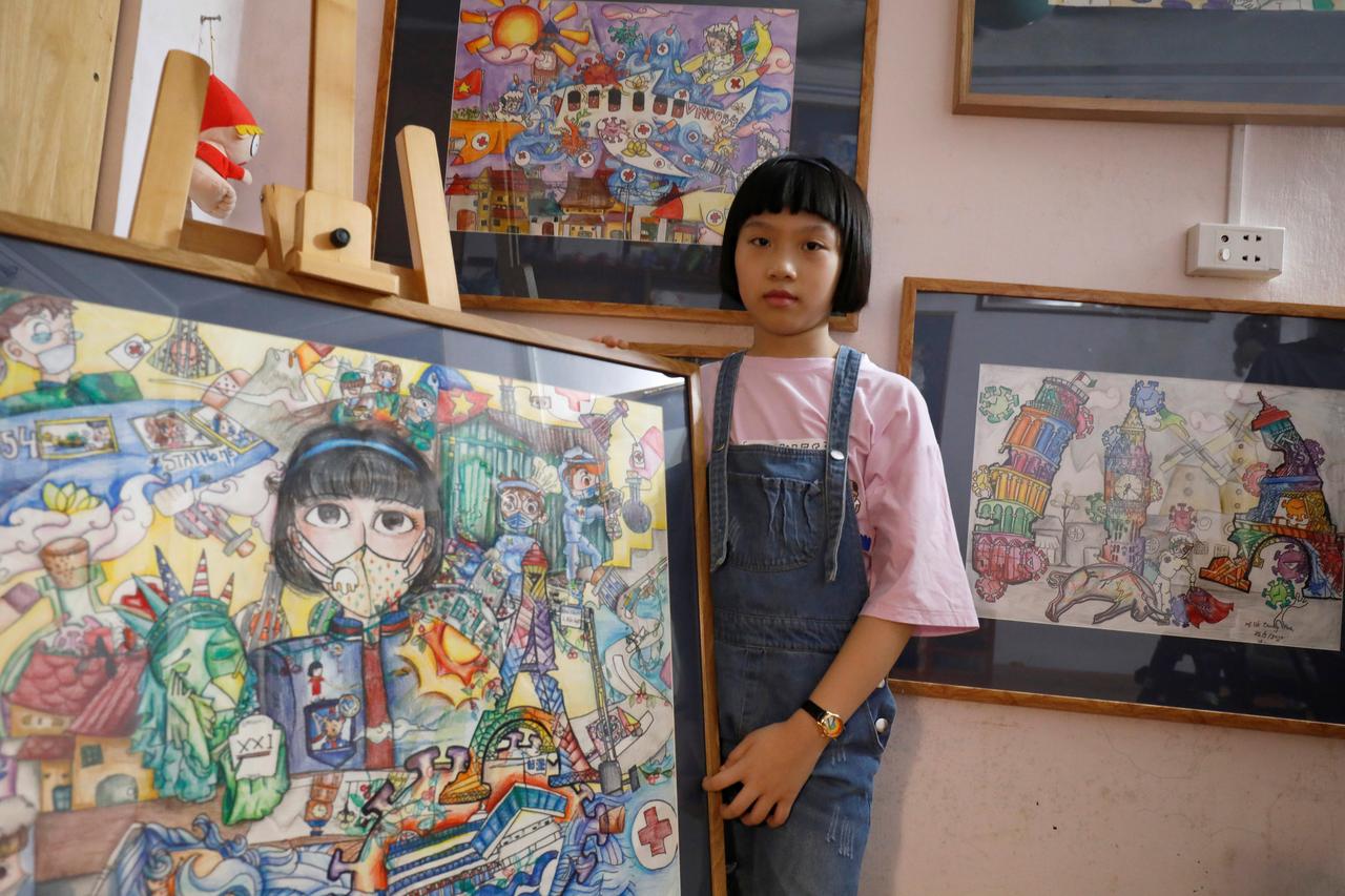 Nguyen Doi Chung Anh – cô bé 10 tuổi ở Việt Nam – đã sáng tác những bức tranh mang nhiều ý nghĩa về dịch Covid-19 (ảnh: Reuters)