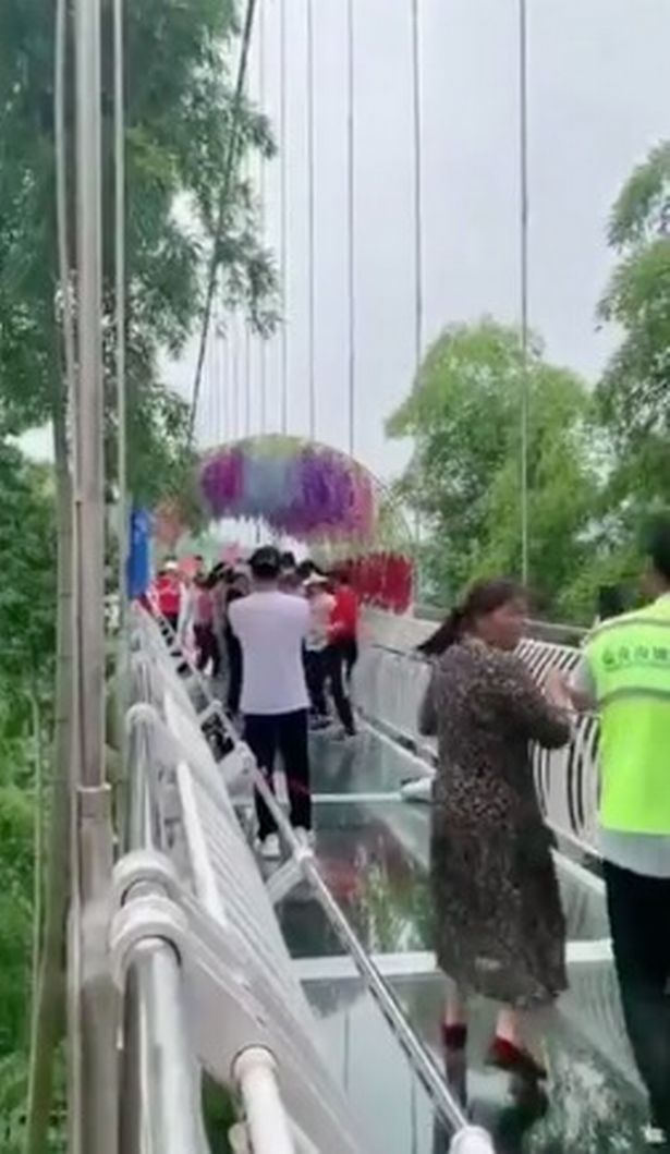 Các bạn trẻ nhảy theo nhạc trên cầu kính.