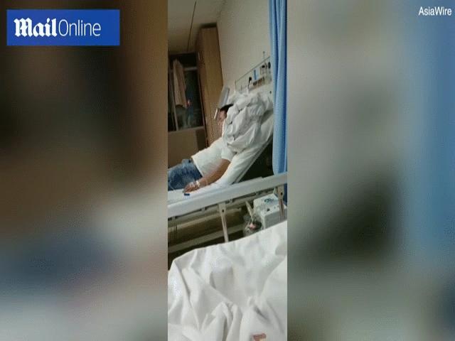 Phi thường - kỳ quặc - Video: Người đàn ông tới bệnh viện với nguyên con dao phay cắm trên đầu