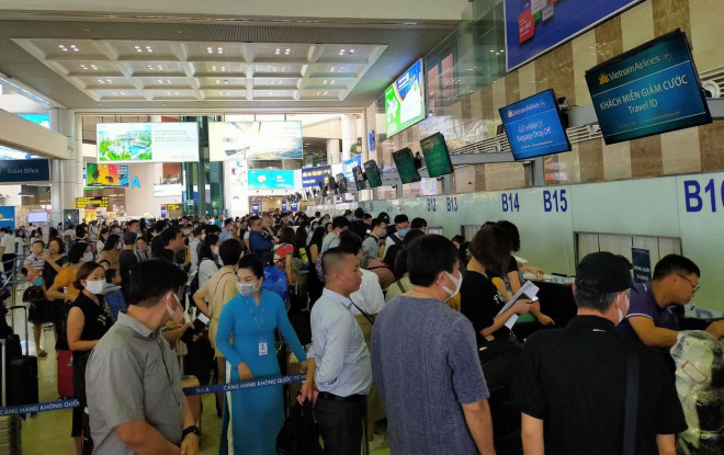 Đông đảo hành khách làm thủ tục tại sân bay Nội Bài