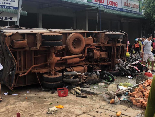 Thảm khốc: Xe tải lao vào chợ, người chết và bị thương nằm la liệt - 3