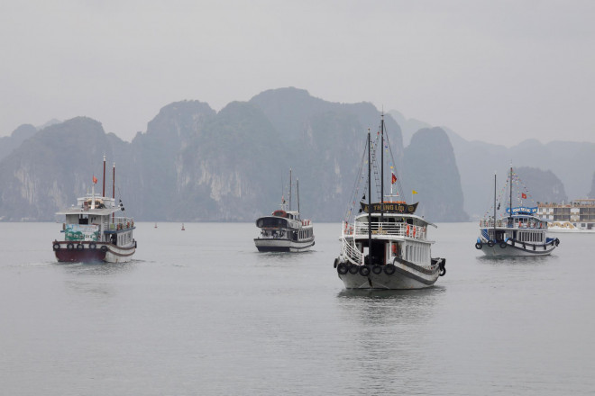Thuyền chở du khách tham quan vịnh Hạ Long ở tỉnh Quảng Ninh hồi tháng 5-2020. Ảnh: Reuters