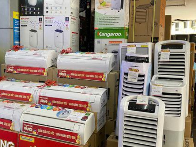 Thị trường - Tiêu dùng - Máy lạnh tràn ra cả lề đường