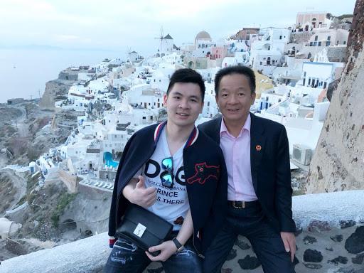 Ông Đỗ Quang Hiển và con trai Đỗ Vinh Quang (SN 1995) - người mới chi hàng trăm tỷ mua cổ phiếu SHB hồi đầu năm 2020