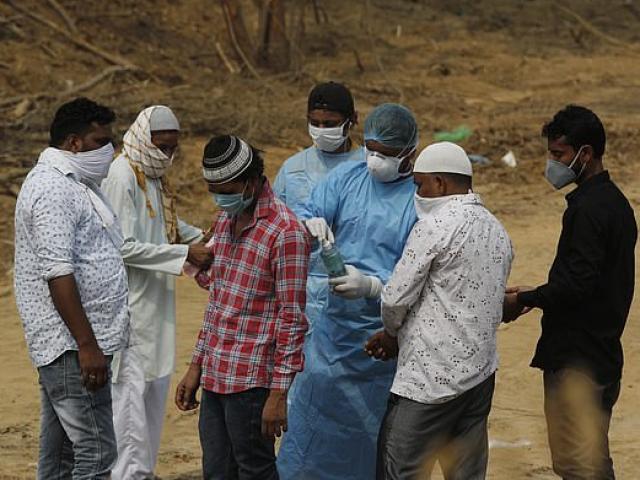 Phi thường - kỳ quặc - Pháp sư Ấn Độ tuyên bố biết cách loại bỏ Covid-19, tử vong vì chính virus