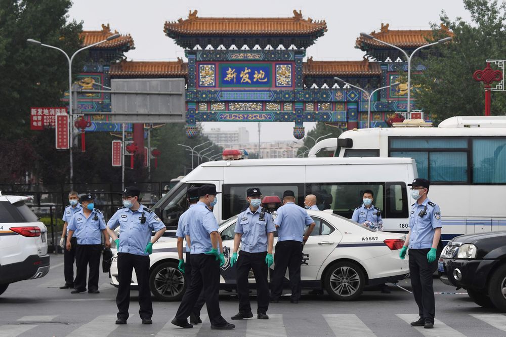 Một chốt kiểm dịch gần chợ Tân Phát Địa, Bắc Kinh (ảnh: Xinhua)
