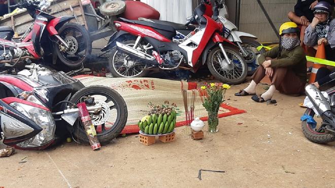Sau khi bị xe tải&nbsp;BKS 69C- 05159&nbsp;va chạm, hai xe tải&nbsp;BKS 47C-12570; 48C- 03579 mất lái lao vào chợ ven đường&nbsp;tông nhiều xe máy và&nbsp;làm 5 người chết&nbsp;và 8&nbsp;người bị thương.