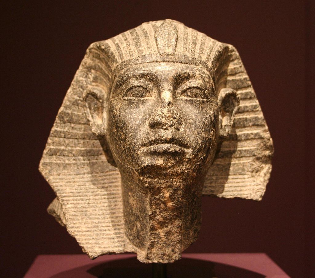 Một bức tượng pharaoh Ai Cập bị mất mũi (ảnh: CNN)