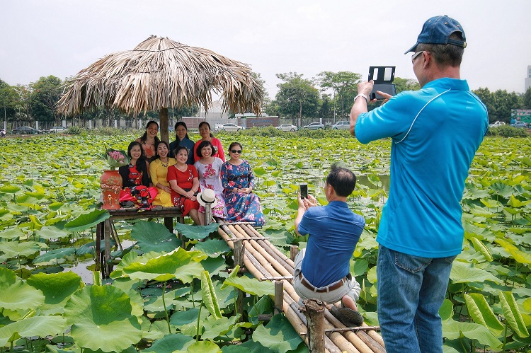 Đầm sen Tây Hồ là một trong những địa điểm chụp sen nổi tiếng ở Hà Nội, tháng 6 hàng năm người dân lại đổ xô tới đây lưu lại những khoảnh&nbsp;khắc đẹp cùng loài hoa này.