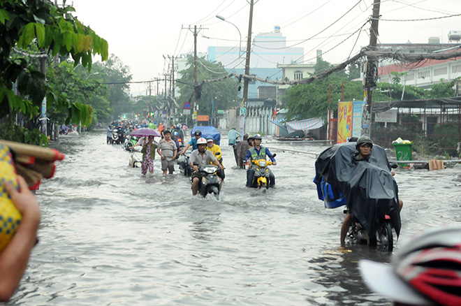 Chiều 13/6, trận mưa khủng khiếp đổ xuống nhiều quận huyện ở TP.HCM khiến hàng loạt tuyến đường bị ngập sâu, giao thông “tê liệt”.