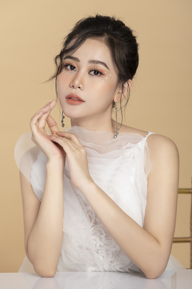 Á hoàng Cao Thùy Trang khoe vẻ đẹp mong manh quyến rũ trong bộ ảnh mới - 12