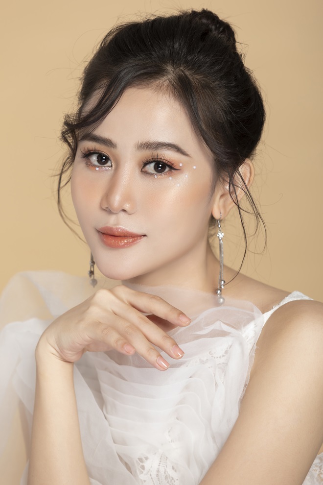 Á hoàng Cao Thùy Trang khoe vẻ đẹp mong manh quyến rũ trong bộ ảnh mới - 9