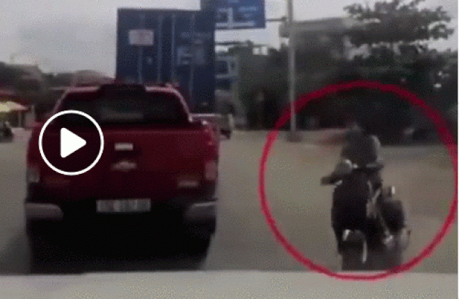 Video: Sang đường “bá đạo” nữ lái xe ga suýt bị xe tải tông bay - 1