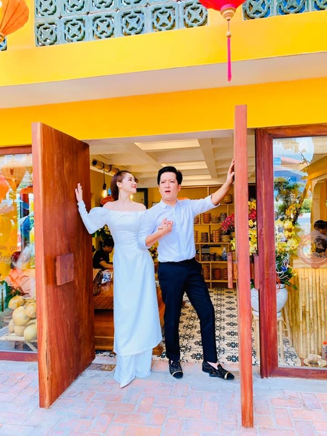 Ngoài việc đi diễn, Trường Giang còn mở quán ăn mang đậm hương vị Quảng Nam ở Tp.HCM. Vào giữa tháng 5 vừa qua, hai vợ chồng Trường Giang - Nhã Phương khai trương thêm một nhà hàng mới.
