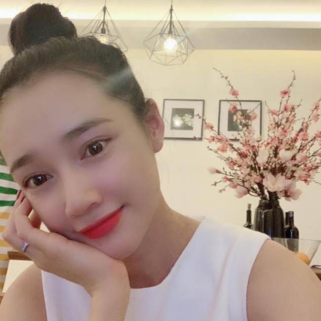 Bà xã Trường Giang từng khoe một góc căn hộ sang trọng ở Tp.HCM trong một bức ảnh selfie.
