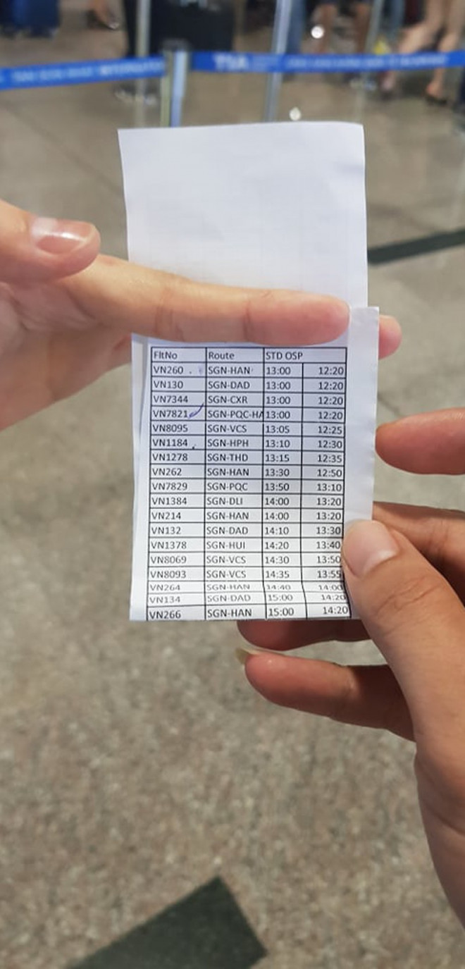 Danh sách các chuyến bay chưa được cất cánh và bị hoãn từ 13 giờ. Hiện chỉ mới ba chuyến bay được làm thủ tục bay, còn lại vẫn chưa có thông tin.
