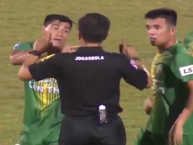 Bóng đá Việt Nam cực nóng: Cầu thủ quây trọng tài & 2 quả penalty bị từ chối