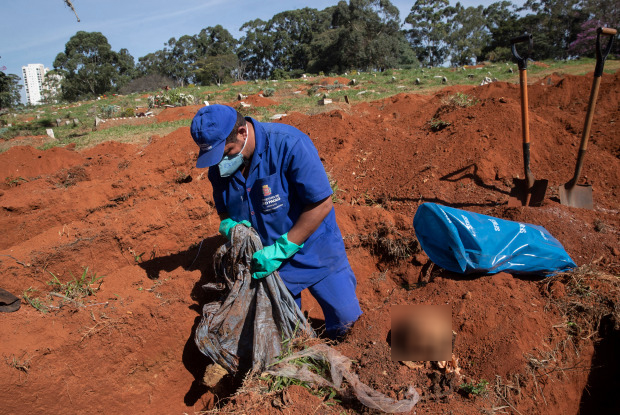 Hài cốt của những người chết lâu năm được di dời để lấy chỗ chôn bệnh nhân tử vong vì Covid-19 ở Brazil. Ảnh: AP