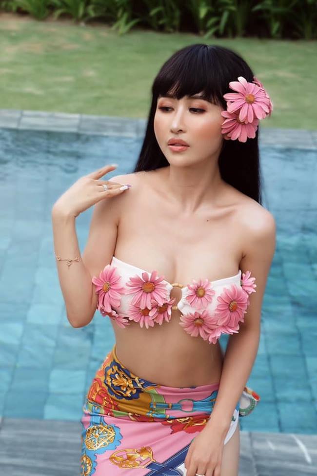 Mina Phạm không chỉ là một cựu hot girl có tiếng ở Sài Gòn mà còn là vợ của đại gia Minh Nhựa. Dù đã kết hôn, sinh con nhưng hiện tại cô vẫn sở hữu nhan sắc xinh đẹp và sành điệu không kém một ngôi sao nào. 
