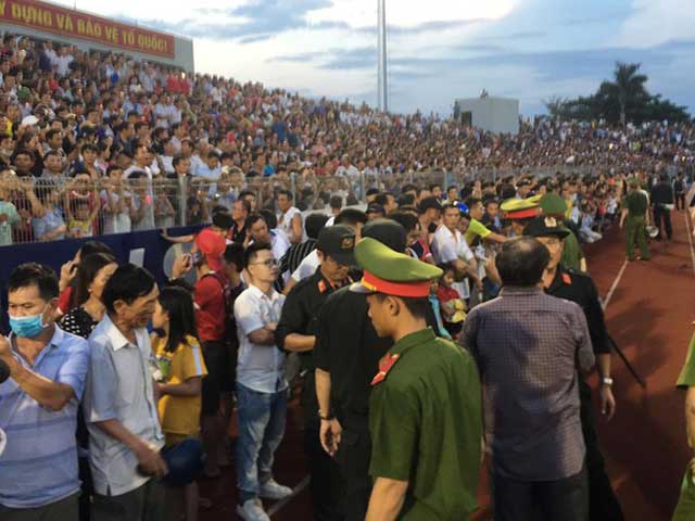 "Vỡ sân" trong cơn khát bóng đá của người Hà Tĩnh - 1