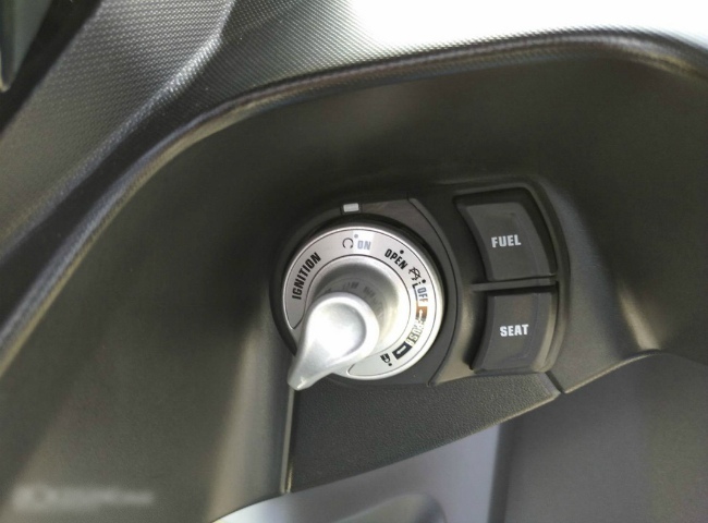 Dòng xe tay ga AEROX 155 còn có trang bị hệ thống chìa khóa thông minh Smart Key và hệ thống bật tắt động cơ Start & Stop giúp xe tiết kiệm xăng hơn.
