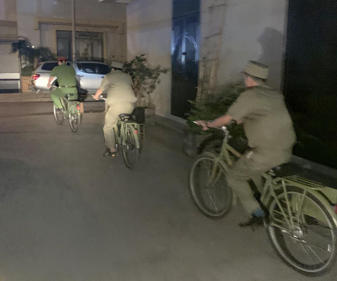 Tổ công tác cảnh sát khu vực và dân phòng tuần tra bằng xe đạp tại khu vực cụm dân cư phường Kim Giang