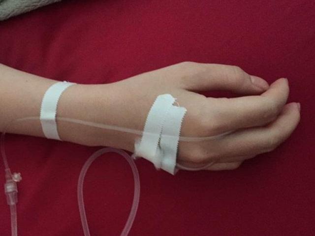 Sức khỏe đời sống - Ốm, sốt, mệt mỏi tự truyền dịch tại nhà, một phụ nữ suýt chết