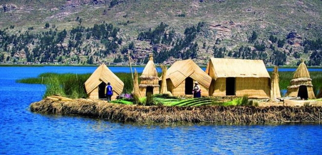 Nằm ở độ cao khoảng 3.811 m so với mực nước biển, hồ Titicaca nằm ở biên giới Peru và Bolivia. Nơi đây gây chú ý với các hòn đảo làm từ lau sậy.