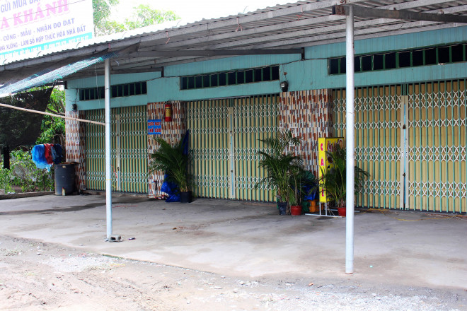 Dãy quán cà phê nơi xảy ra vụ việc.