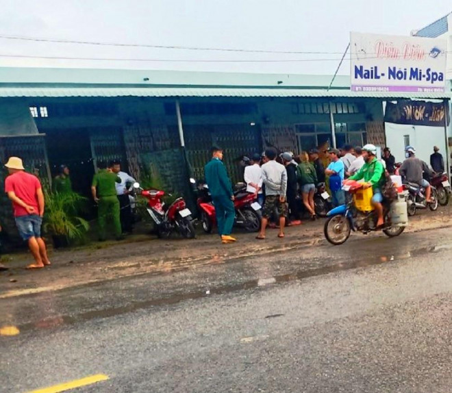 Lực lượng chức năng khám nghiệm hiện trường.