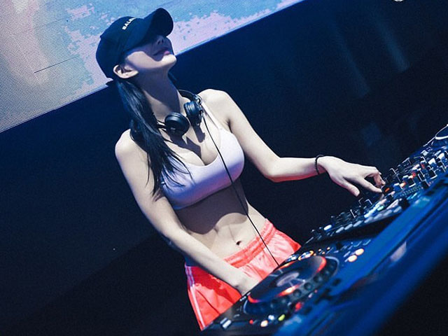 Media - "Phù thủy âm nhạc" có khuôn mặt ngây thơ, thân hình gợi cảm cùng tài năng xuất chúng