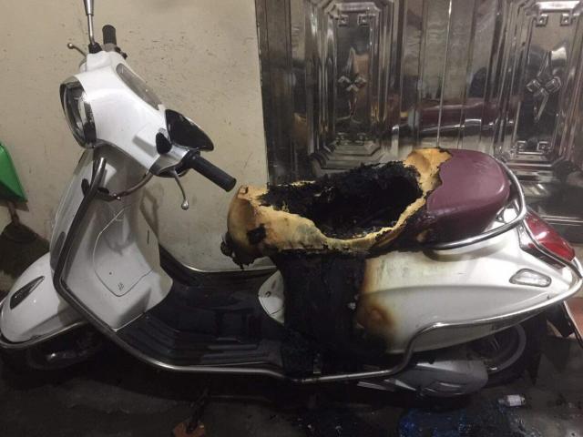 Tin tức trong ngày - Xe máy Vespa trong ngõ bốc cháy bí ẩn