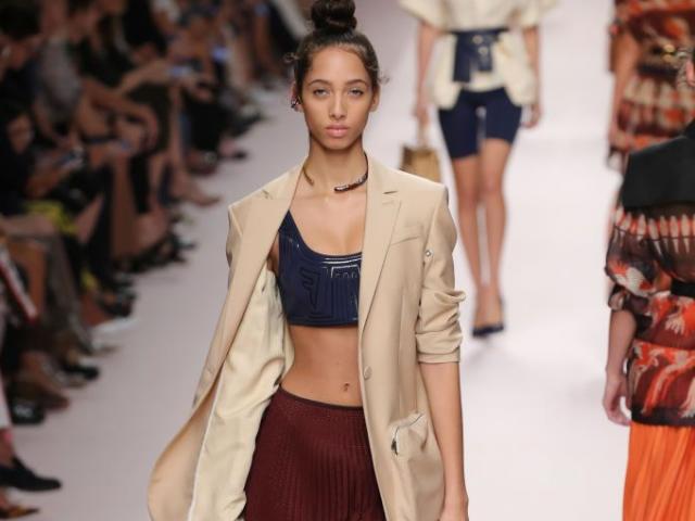 Thời trang - Khi ngày hè không quá nóng, mặc blazer nhẹ là "chuẩn bài"