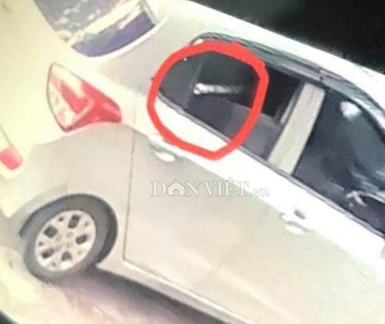 Một vật thò ra ngoài cửa kính nghi là nòng súng để bắn vào nạn nhân.