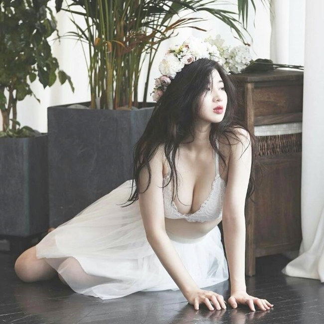 Vẻ ngoài quyến rũ cùng thân hình rực lửa khiến cô nhanh chóng trở nên nổi tiếng.&nbsp;
