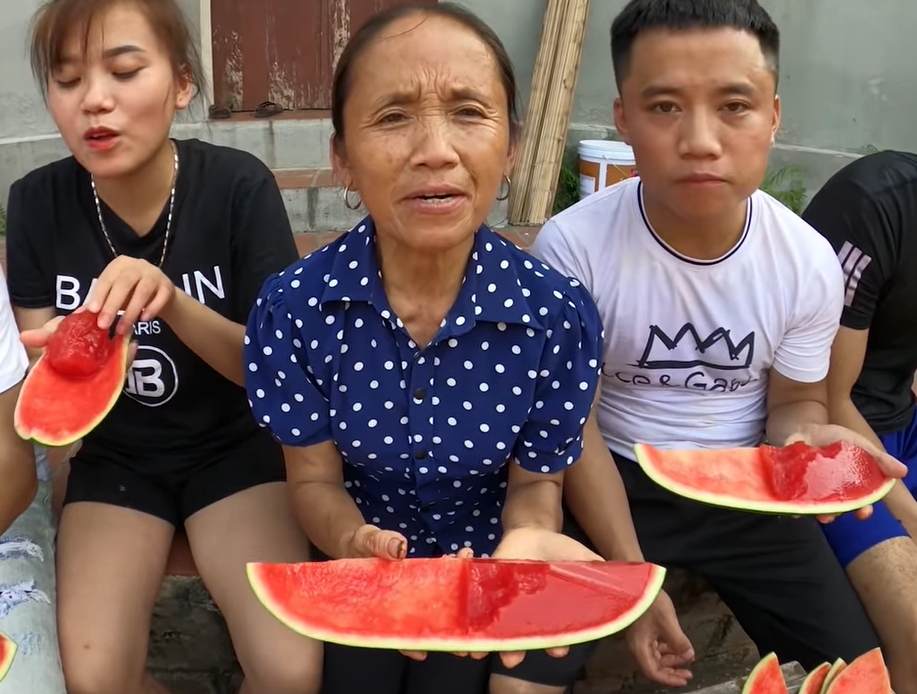 Bà Tân Vlog bất ngờ được dân mạng bênh vực sau ồn ào với con gái nuôi - 1