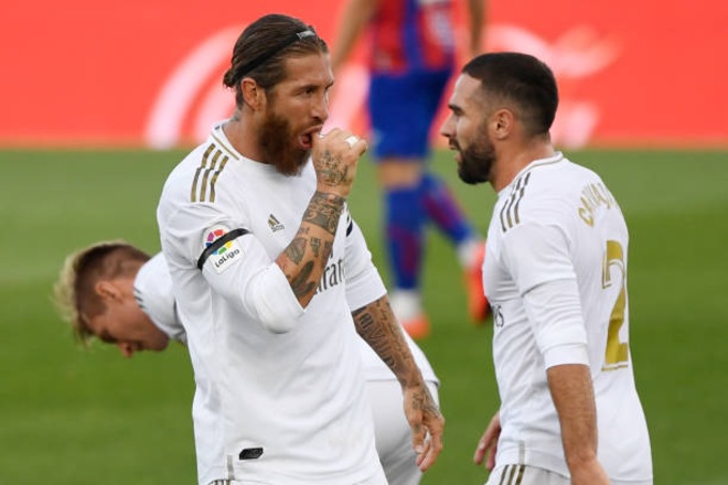 Ramos ăn mừng với đồng đội