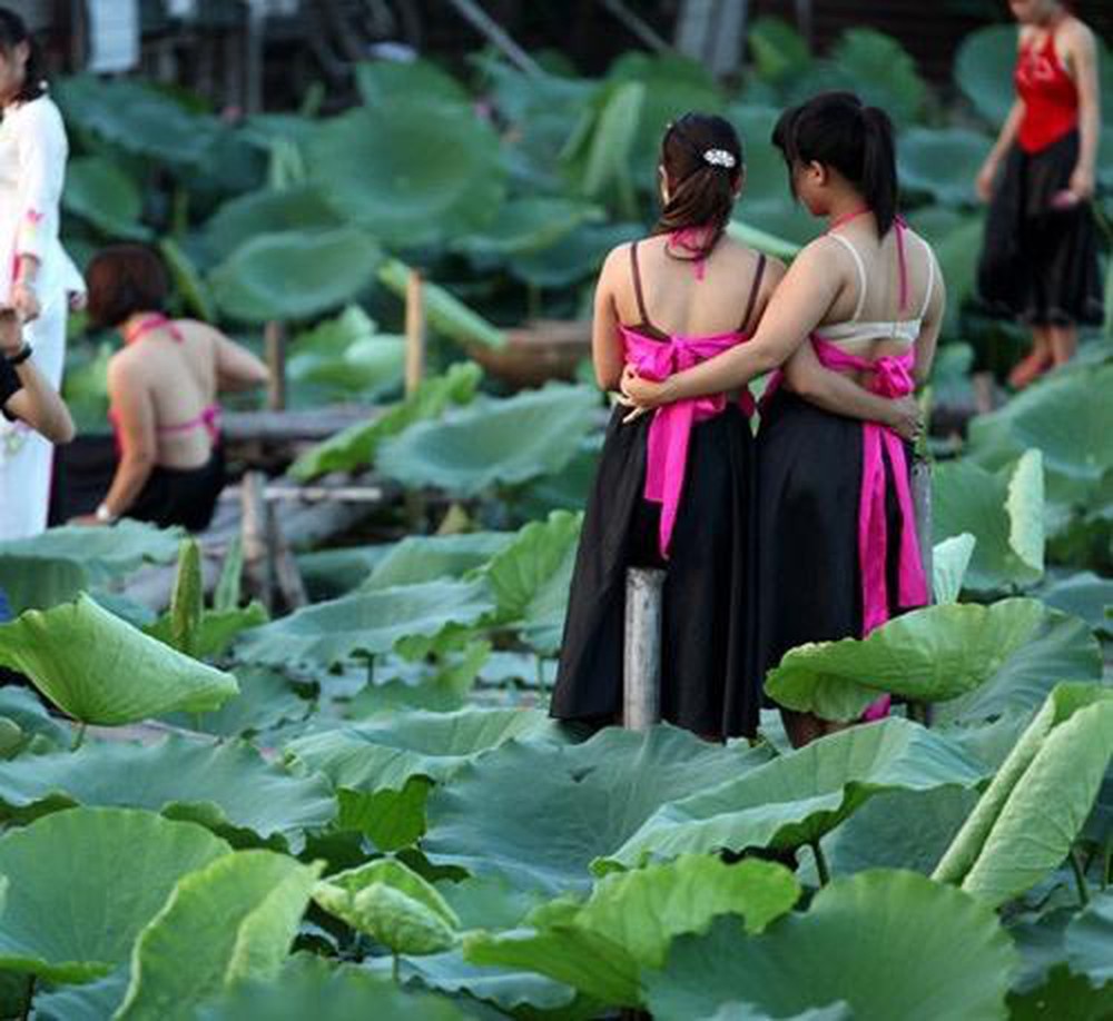 Ra hồ chụp sen, chị em chớ mắc "tội lỗi thời trang hồn nhiên" này - 7