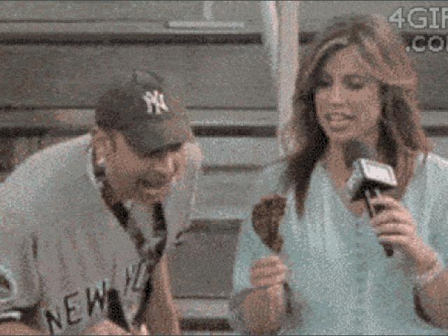 Tranh vui - Đỡ không nổi với những pha "phá bĩnh" trên sóng truyền hình