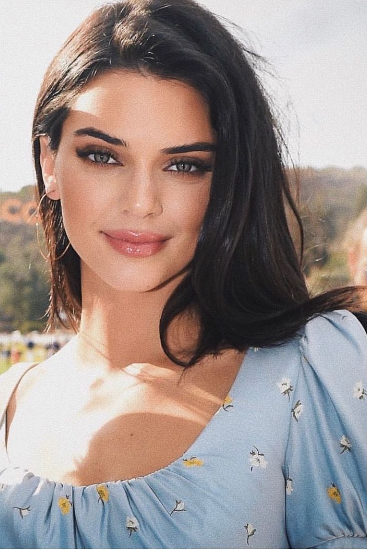 Kendall Jenner mặc áo thun có chi tiết kỳ cục - 1