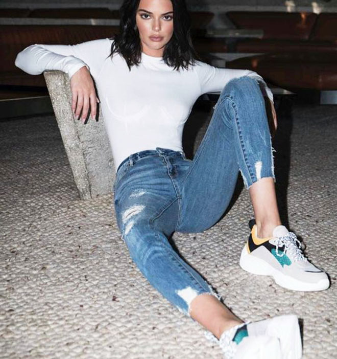 Kendall Jenner mặc áo thun có chi tiết kỳ cục - 2